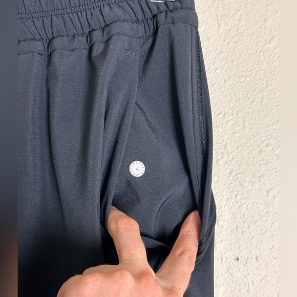 Lululemon black lightweight pants - Picture 6 of 6